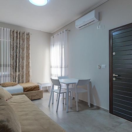 Ladi Guest House Sarandë Esterno foto