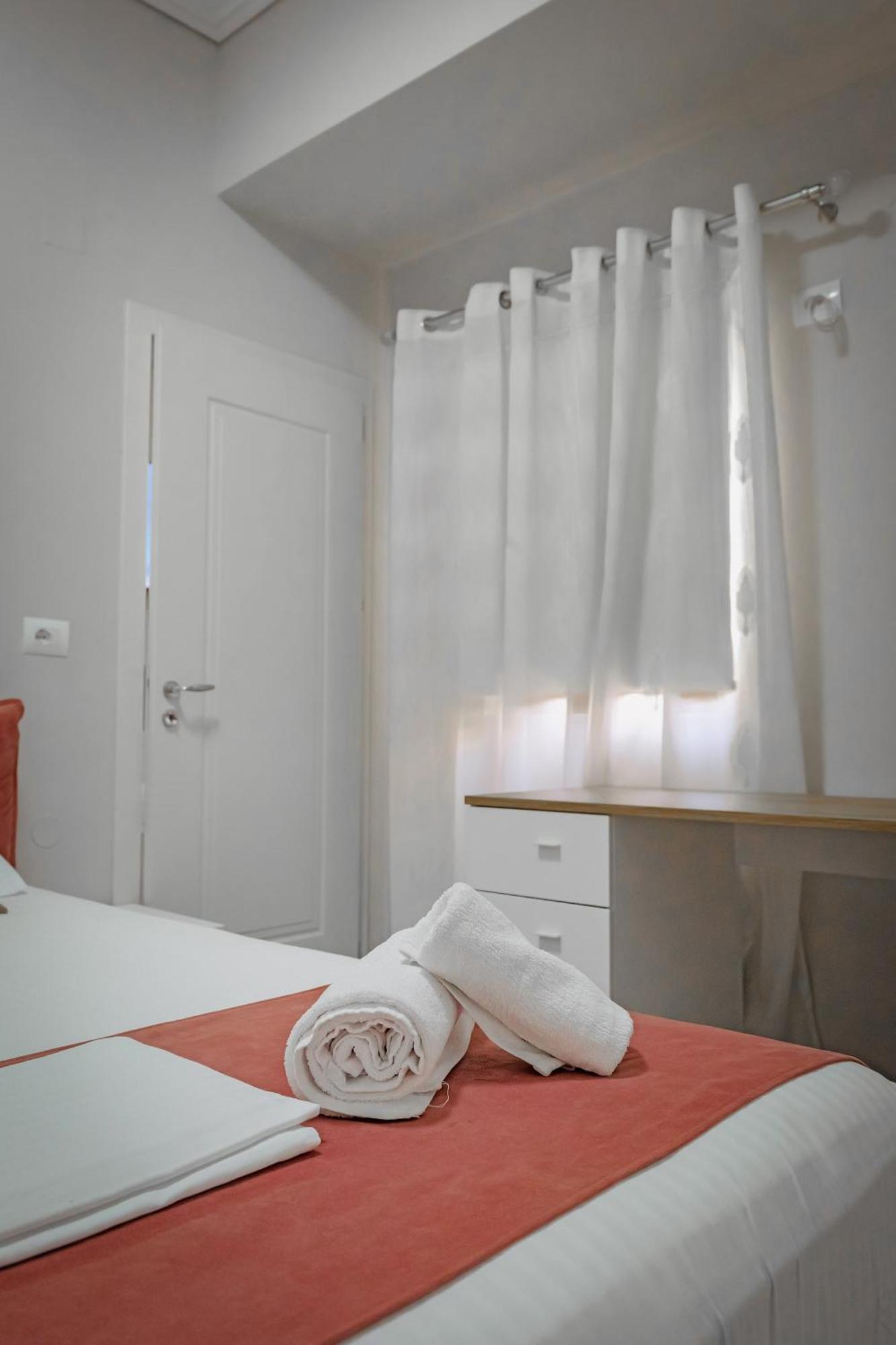 Ladi Guest House Sarandë Esterno foto