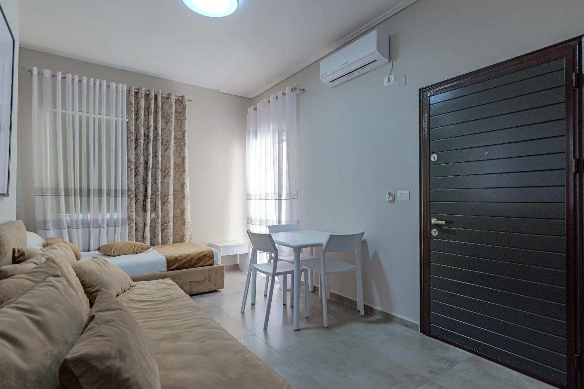 Ladi Guest House Sarandë Esterno foto