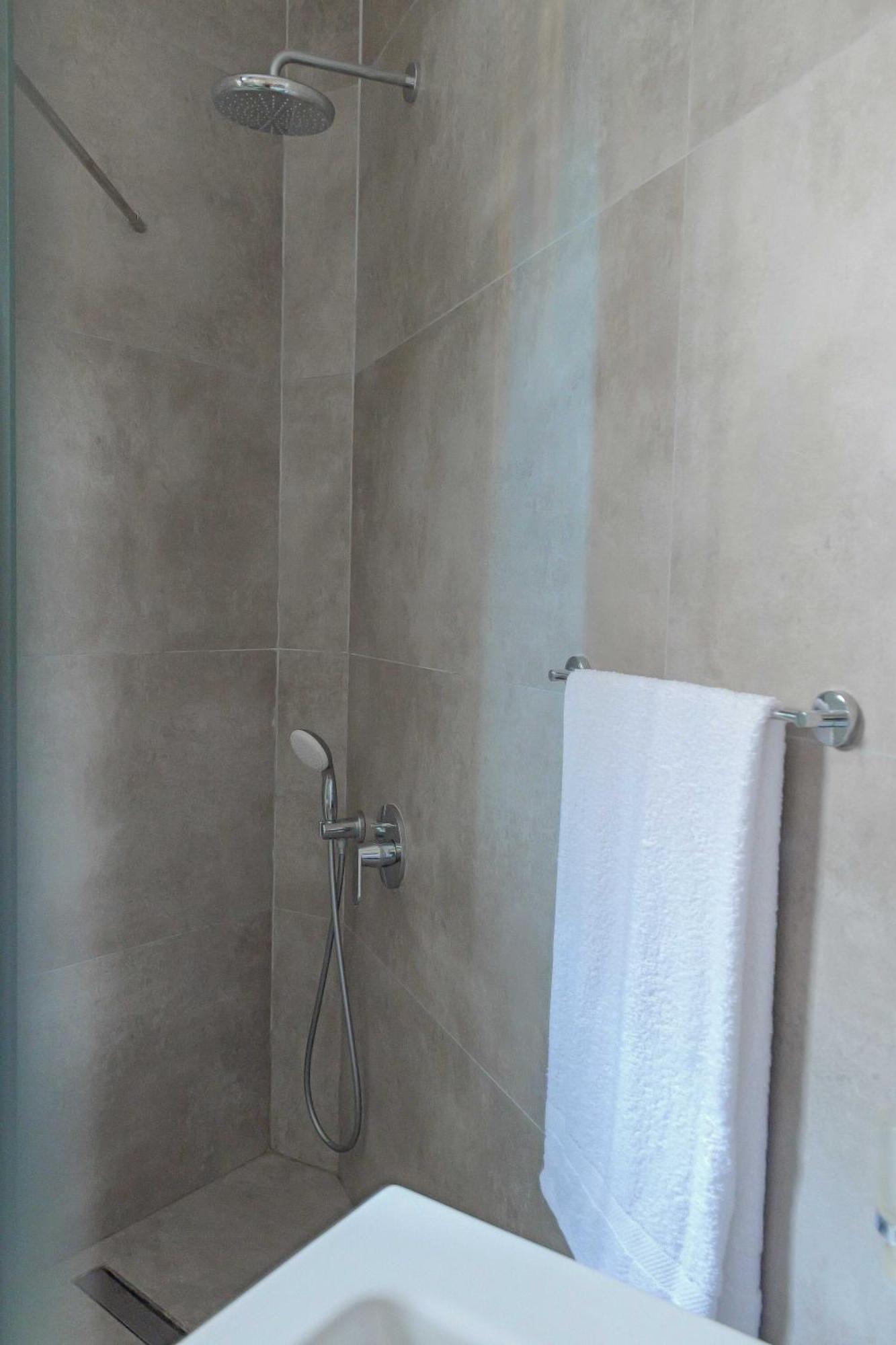 Ladi Guest House Sarandë Esterno foto