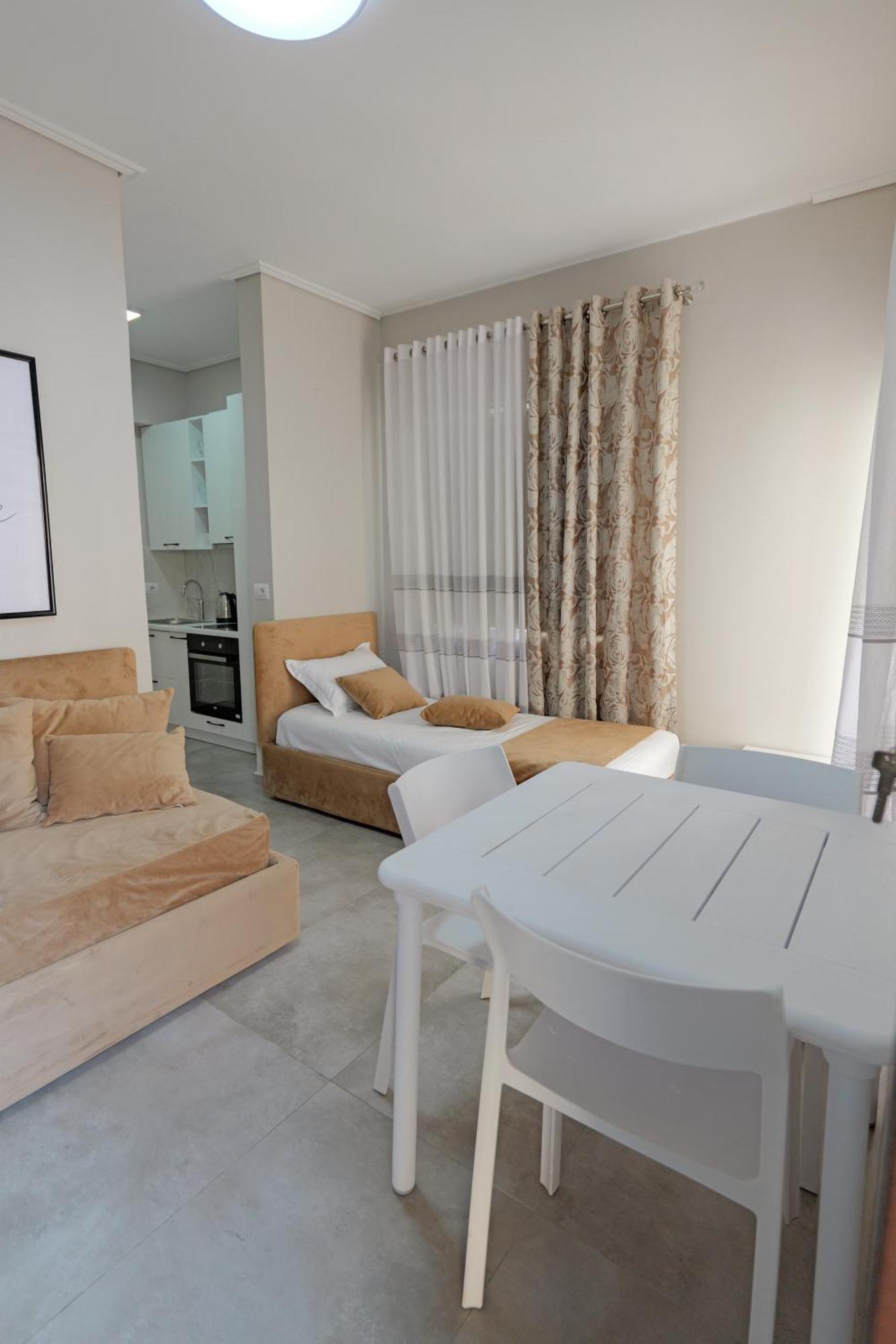 Ladi Guest House Sarandë Esterno foto