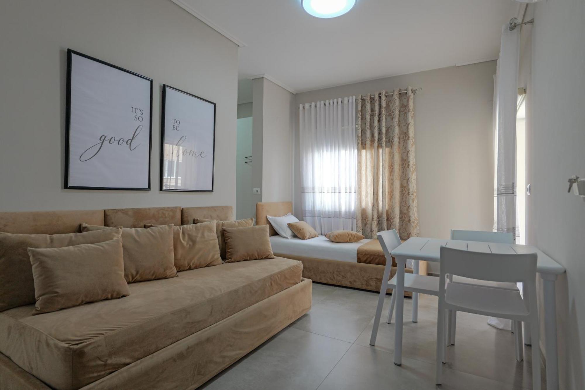 Ladi Guest House Sarandë Esterno foto
