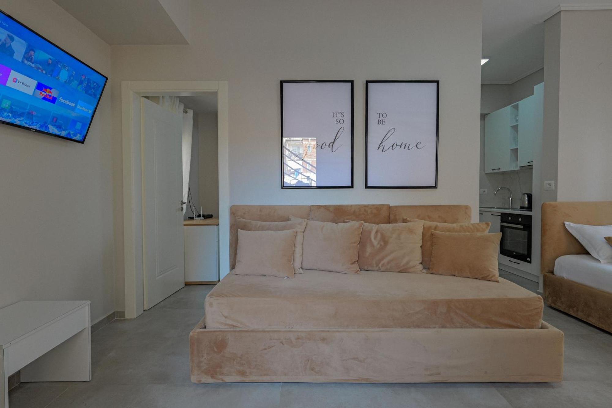 Ladi Guest House Sarandë Esterno foto