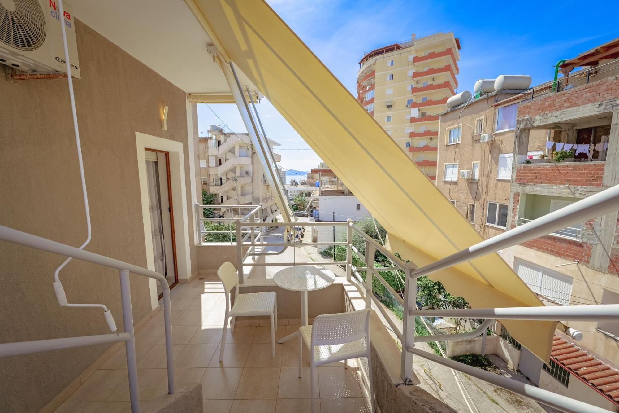 Ladi Guest House Sarandë Esterno foto
